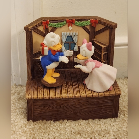 Deck The Halls Musical Wind Up Figurine Hand Painted Disney Schmid Daisy Donald - Picture 1 of 5